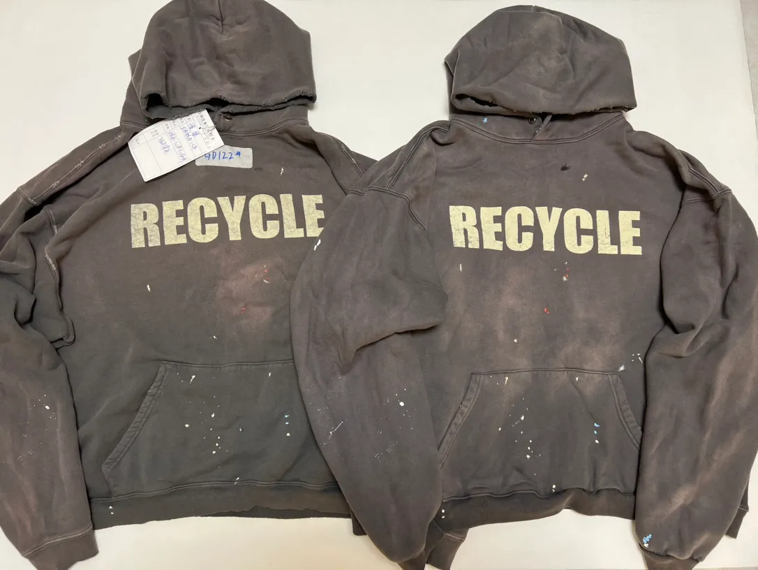 Proofing vs ZP GALLERY DEPT. 90'S RECYCLE HOODIE WASHED BLACK Recycled and distressed environmentally friendly slogan 90'S washed hoodie, washed black S-XL, ready-to-wear garments re-washed and dyed, multiple spots all over the body spray-faded, ribs cut, worn and distressed
